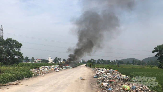 Lãnh đạo UBND huyện Thủy Nguyên yêu cầu các địa phương tuyệt đối không để xảy ra việc đốt rác thải . Ảnh: Đinh Mười.
