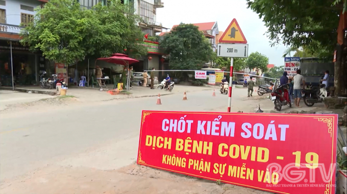Chốt kiểm soát dịch Covid-19 tại huyện Lục Nam. Ảnh: BGTV.