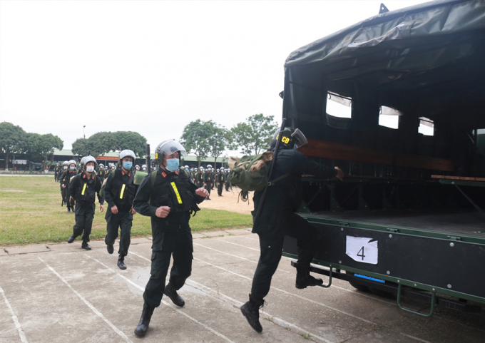 Lực lượng cảnh sát cơ động lên đường về Bắc Giang hỗ trợ địa phương ứng phó dịch Covid-19. Ảnh: BCA.