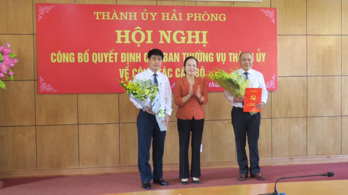 Ông Trần Quang Minh (bên phải ảnh) trong một lần nhận quyết định bổ nhiệm làm lãnh đạo tại Hải Phòng. Ảnh: TPHP.