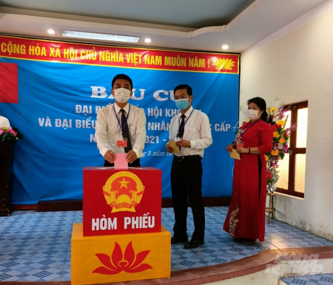 Ông Trần Quang Tường, Bí thư huyện đảo Bạch Long Vỹ phấn khởi cầm trên tay lá phiếu, thực hiện quyền bầu cử của mình tại tổ bầu cử số 2, Trung tâm văn hóa huyện.