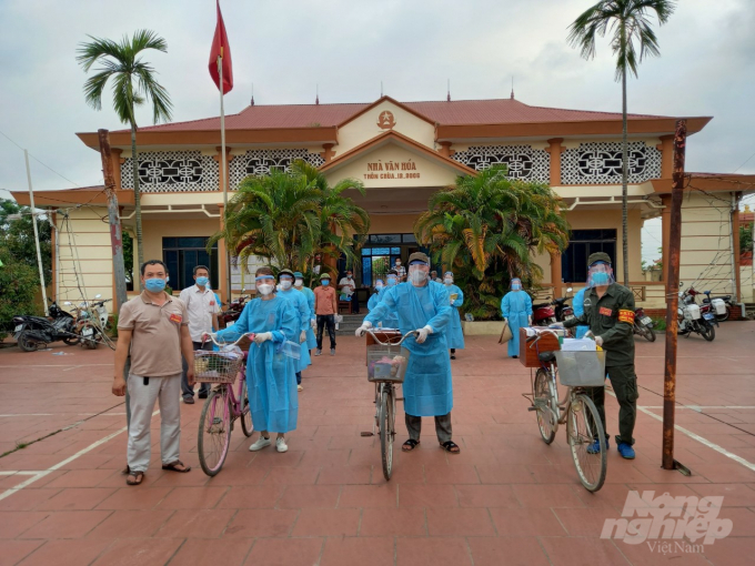 Các Tổ bầu cử được trang bị quần áo bảo hộ, khẩu trang, găng tay y tế, sau đó cùng với lực lượng công an vận chuyển hòm phiếu, phiếu bầu, dụng cụ cần thiết phục vụ bầu cử đến tận nơi.