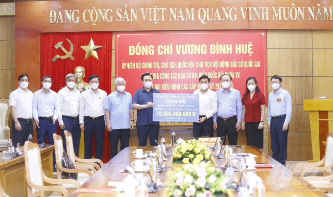 Chủ tịch Quốc hội thay mặt lãnh đạo Đảng và Nhà nước chia sẻ với Bắc Giang, giúp địa phương phòng chống dịch Covid-19 hiệu quả. Ảnh: NNVN.