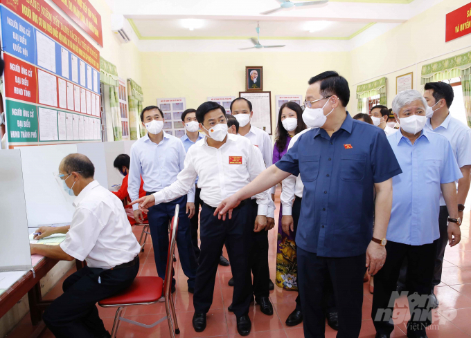 Chủ tịch Quốc hội Vương Đình Huệ kiểm tra công tác bầu cử tại Bắc Giang. Ảnh: NNVN.