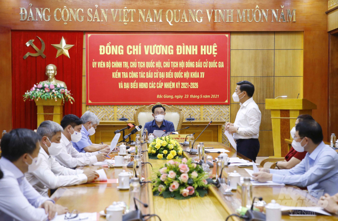 Ông Dương Văn Thái - Bí thư Tỉnh ủy Bắc Giang báo cáo với Chủ tịch Quốc hội về kết quả bầu cử trong điều kiện có dịch Covid-19. Ảnh: NNVN.