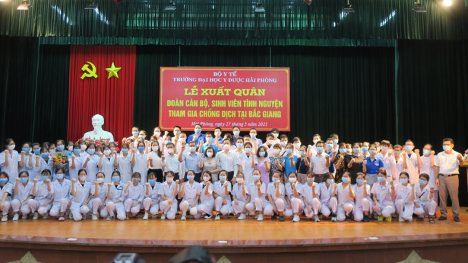 83 cán bộ, sinh viên trường Đại học Y Hải Phòng trước giờ lên đường hướng về Bắc Giang giúp địa phương ứng phó dịch Covid-19. Ảnh: HP.