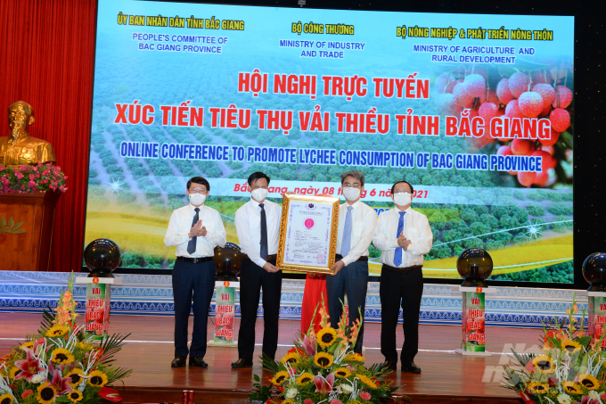 Publishing and awarding Geographical Indication (GI) certificate for Luc Ngan lychee in Japan. Photo: NNVN.
