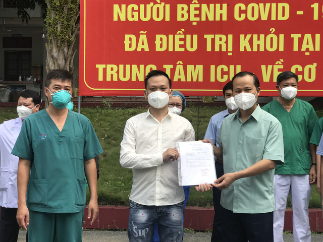 Lãnh đạo tỉnh Bắc Giang trao quyết định ra viện cho bệnh nhân đã điều trị khỏi Covid-19. Ảnh: BBG.