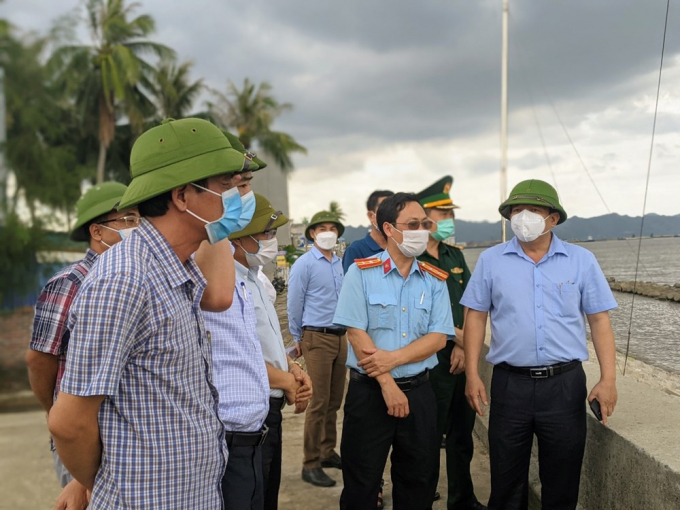 Ông Nguyễn Đức Thọ - Phó Chủ tịch UBND TP Hải Phòng kiểm tra công tác phòng chống bão tại khu vực đê biển huyện Cát Hải.