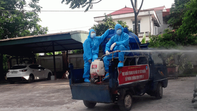 Lực lượng chức năng phun khử khuẩn tại thị trấn Nhã Nam, huyện Tân Yên. Ảnh: BBG.