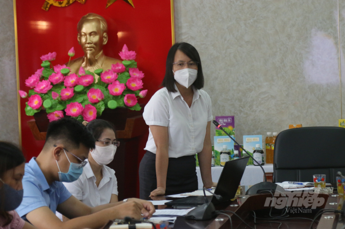 Representative of Hai Phong Post Office informed of the incentives for enterprises to bring agricultural products to e-commerce platforms. Photo: Dinh Muoi.
