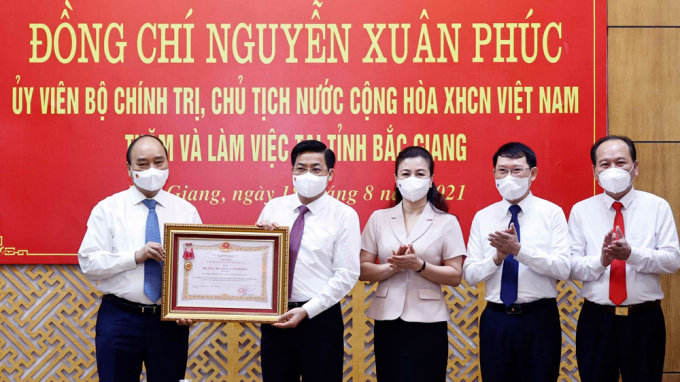 Chủ tịch nước Nguyễn Xuân Phúc trao tặng phần thưởng xứng đáng cho tỉnh Bắc Giang. Ảnh: BBG.