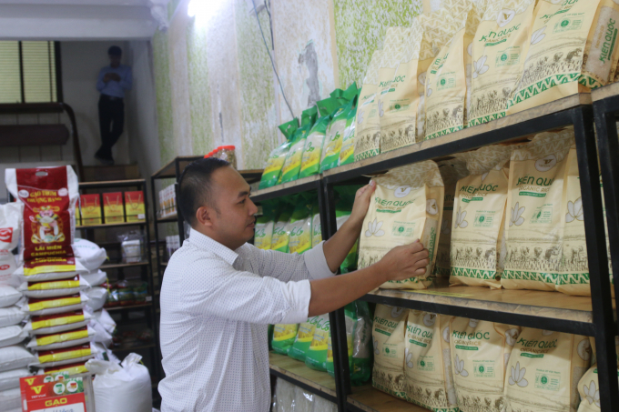 Ước mơ cung cấp các loại gạo ngon nhất cho thị trường của anh Trần Văn Trung từng bị người tiêu dùng sỉ nhục. Ảnh: Đinh Mười.