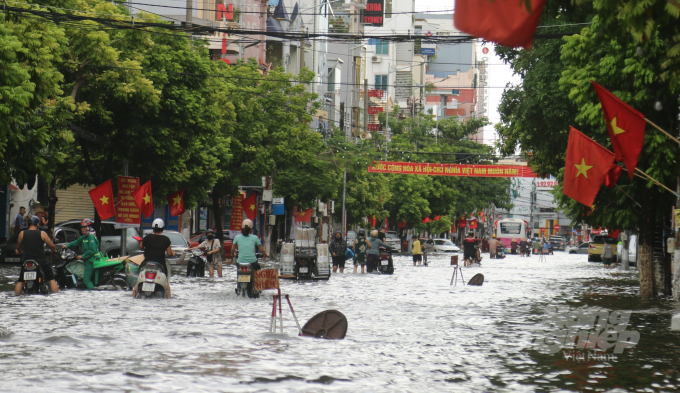 Do cường độ mưa lớn, hầu hết các tuyến đường thuộc các quận Hồng Bàng, Lê Chân, Ngô Quyền, Kiến An, Hải An... nước ngập sâu từ 0,2m đến 1m gây ách tắc giao thông và hư hại phương tiện.