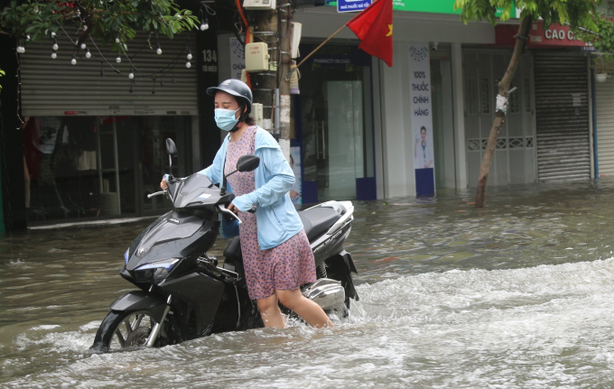 Ngoài một số tuyến phố trung tâm, tại huyện Thủy Nguyên, tình trạng ngập lụt một số điểm trong khu công nghiệp Nam Cầu Kiền và một số khu vực thuộc thị trấn Núi Đèo.