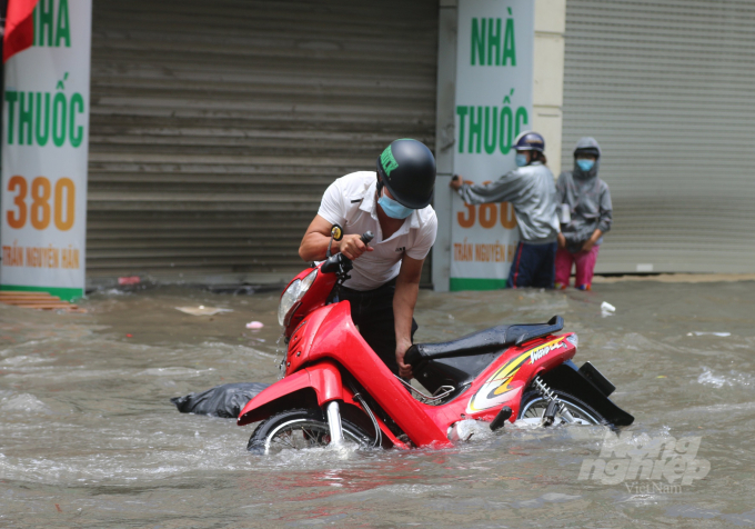 Ghi nhận tại đường Trần Nguyên Hãn, quận Lê Chân, đoạn sát chân cầu Kiến An, mực nước ngập cao đến gần 1m khiến nhiều nhà người dân ven đường bị nước tràn vào nhà.