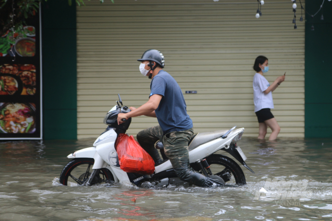 Tại khu phố Văn Cao, một tuyến phố được đầu tư khá cơ bản về hạ tầng kỹ thuật, người dân ở đây cho biết đây là lần đầu tiên chịu cảnh nước mưa tràn vào nhà, tuy mưa đã tạnh nhưng nước rút chậm.