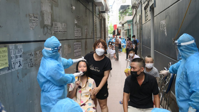 Xét nghiệm Covid-19 cho những người dân sống cùng ngõ với bệnh nhân M ở đường Thiên Lôi, quận Lê Chân.
