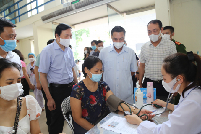 Lãnh đạo TP Hải Phòng kiểm tra việc tiêm vacxin Vero Cell tại quận Ngô Quyền. Ảnh: Nguyễn Hải.