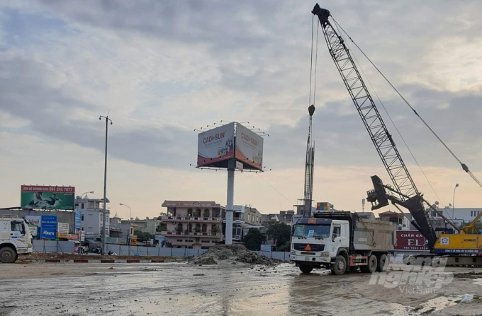 Những chiếc xe này sau khi chở đầy bùn, đất sẽ hướng về phía quận Dương Kinh hoặc Đồ Sơn để đổ. Ảnh: Đinh Mười.