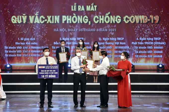 Ông Phan Xuân Quế - Phó Bí thư Đảng ủy, Tổng Giám đốc Tổng công ty Lương thực miền Bắc trao số tiền 10 tỷ đồng đóng góp vào Quỹ vắc-xin phòng Covid-19.