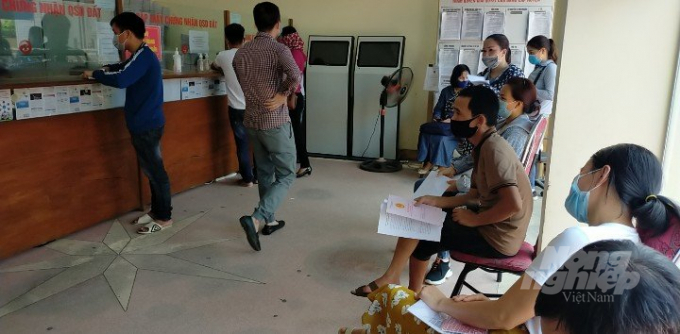 Người dân chờ nhận kết quả tại bộ phận hành chính công một cửa huyện An Dương.