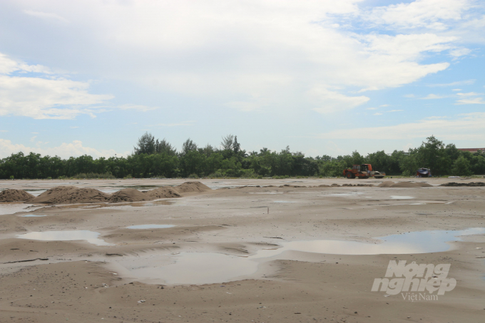 Hơn 9.000m2 đất nuôi trồng thủy sản tại khu vực đê Tả Lạch Tray đang bị Cty Sông Hồng 'vượt rào' san lấp trái phép. Ảnh: Đinh Mười.