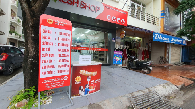 Giá thịt lợn tại một cửa hàng của Công ty Chăn nuôi C.P. Việt Nam ở Hải Phòng. Ảnh: Đinh Mười.