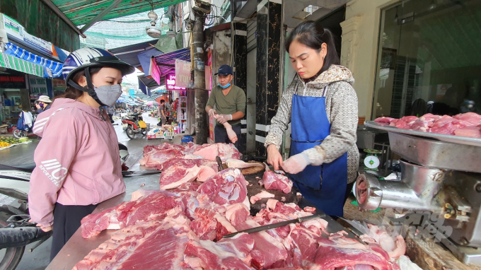 Nguông cung thịt lợn ra thị trường ngày càng nhiều khiến giá thịt đang lao dốc. Ảnh: Đinh Mười.