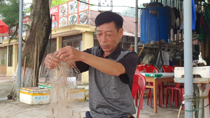 Một chủ nhà hàng ở Đồ Sơn thay vì bán hàng như thường lệ đã mua lưới về để đánh bắt cá kiếm thức ăn hàng ngày.