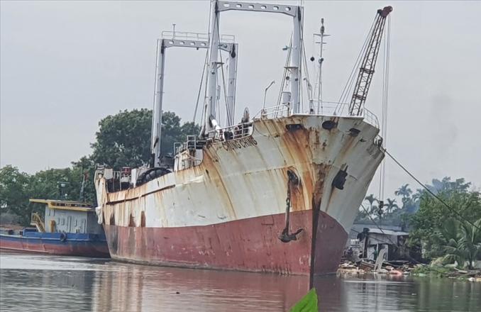 Tàu Chung Ching bỗng dưng xuất hiện ở Hải Phòng và có dấu hiệu bị phá dỡ.