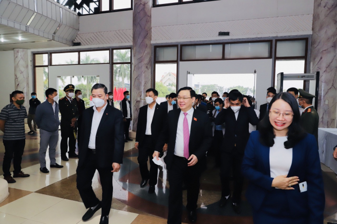 Chủ tịch Quốc hội Vương Đình Huệ cùng các đại biểu tiếp xúc cử tri tại quận Hải An. Ảnh. Đàm Thanh.