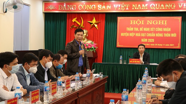 Đoàn thẩm tra Chương trình nông thôn mới (NTM) tỉnh Bắc Giang làm việc với huyện Hiệp Hòa. Ảnh: Phương Nhung.