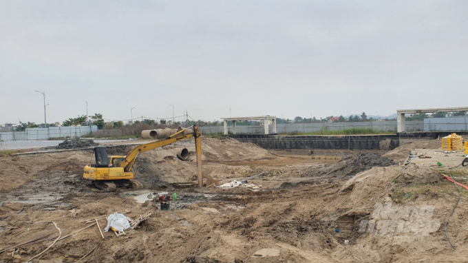 Hai tháng nay, Công ty TNHH Xây dựng Hoàng Lộc đã huy động máy xúc móc bùn đất tại khu vực hầm đường bộ H3, thuộc dự án Khu đô thị Bắc Sông Cấm, huyện Thủy Nguyên để khắc phục sự cố nghi bị sụt lún do một đơn vị khác thi công ẩu gây ra.