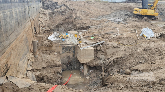 Theo lãnh đạo Công ty Hoàng Lộc, kết cấu đất nền bên dưới có nhiều bùn lỏng, đơn vị thi công trước đó đóng cọc bê tông nhưng chưa đảm bảo kỹ thuật dẫn tới tình trạng 'treo cọc'.