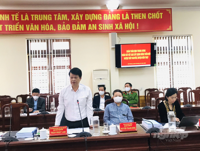 Ông Trần Nhật Lam, Phó chánh Văn phòng điều phối NTM Trung ương đóng góp ý kiến với 2 địa phương.