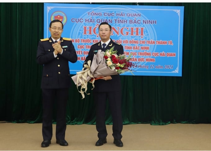 Ông Nguyễn Văn Cẩn - Tổng cục trưởng Tổng cục Hải quan (trái ảnh) tặng hoa chúc mừng ông Trần Đức Hùng. Ảnh: QH.