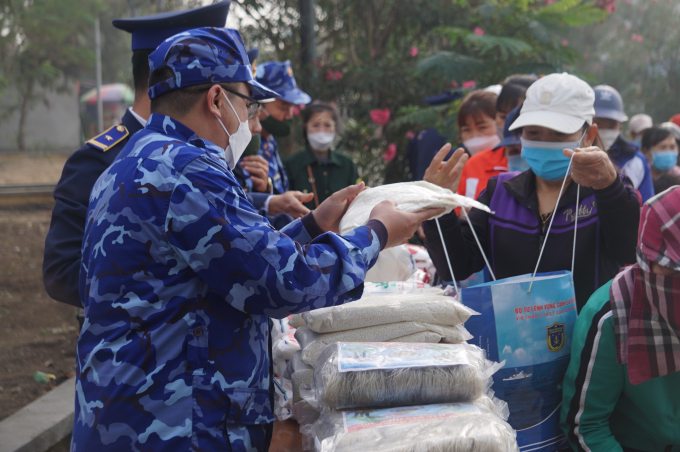 Bộ Tư lệnh Vùng Cảnh sát biển 1 và Quân Khu 3 tặng quà ngư dân đảo Bạch Long Vỹ. Ảnh: Nguyễn Hoàn.