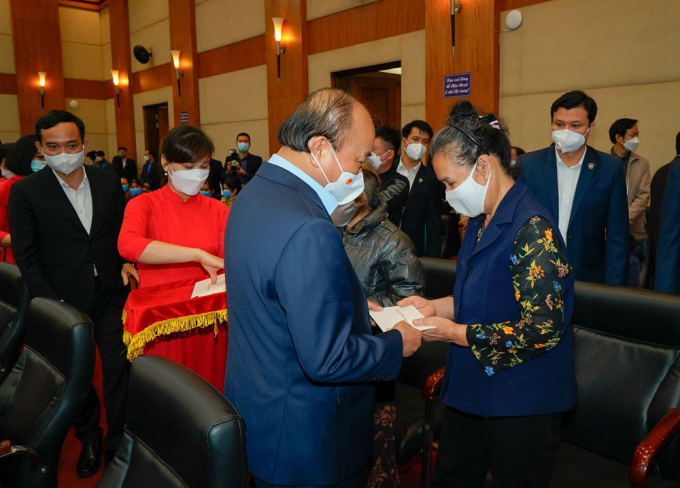 Chủ tịch nước Nguyễn Xuân Phúc tặng quà gia đình người có công. Ảnh: Đàm Thanh.
