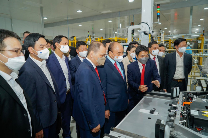 Chủ tịch nước thăm nhà máy sản xuất ô tô Vinfast. Ảnh: Đàm Thanh.