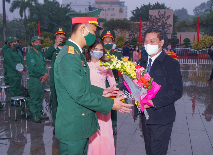 Ông Nguyễn Văn Tùng - Chủ tịch UBND TP Hải Phòng tặng hoa, động viên tân binh lên đường nhập ngũ.