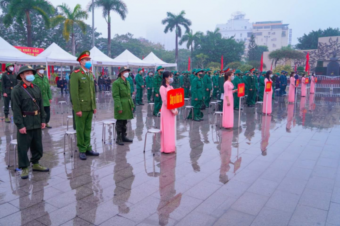 Lễ giao nhận quân ở quận Ngô Quyền diễn ra trong mưa.