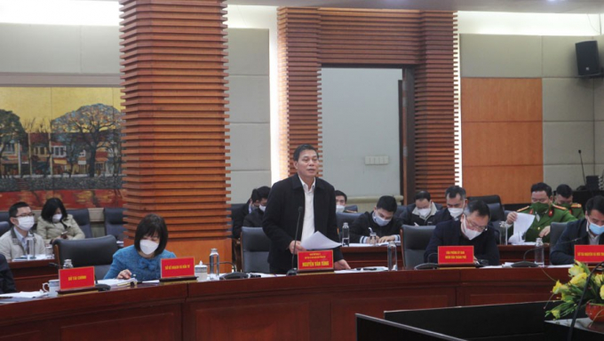 Ông Nguyễn Văn Tùng - Chủ tịch UBND TP Hải Phòng trả lời kiến nghị của các thương nhân chợ Sắt. Ảnh: Hoàng Tùng.