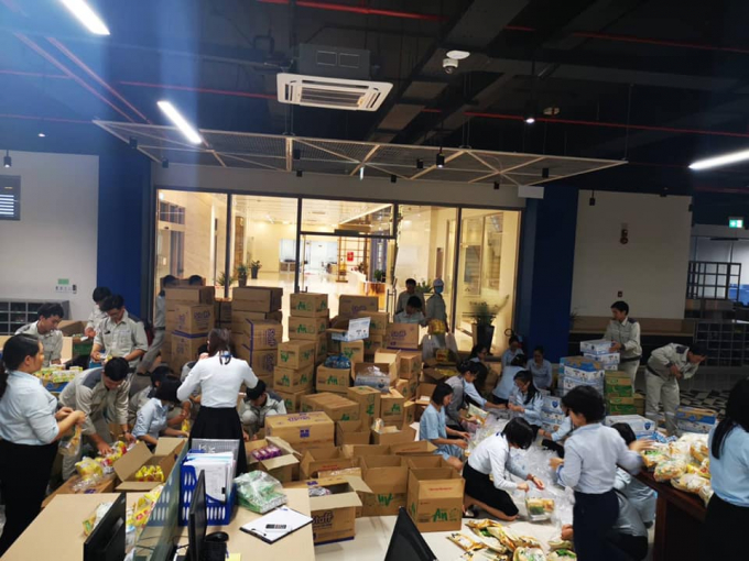 Cán bộ, nhân viên Hòa Phát - Dung Quất chuẩn bị các suất ăn cho người dân trú bão.