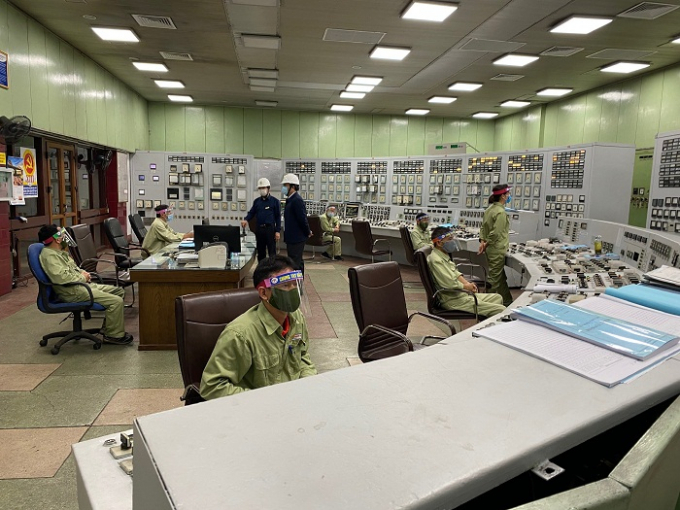 Cán bộ, nhân viên nhà máy Nhiệt điện Phả Lại trực Tết Tân Sửu 2021. Ảnh: EVN.