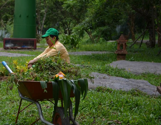 Vệ sinh môi trường trong công viên. Ảnh: Hải Nam.