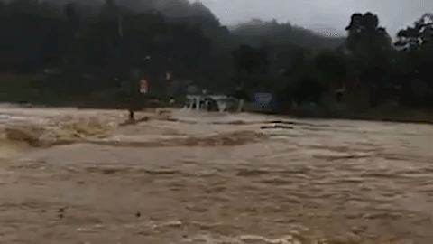 Clip mưa lũ dữ dội đổ về Yên Bái khiến 20 nhà dân sập đổ