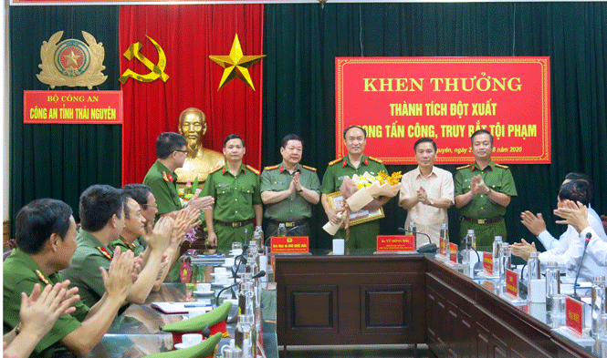 Chủ tịch Thái Nguyên khen thưởng các chiến sỹ phá án vụ bắn người trên phố
