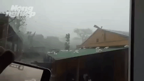 Bão giật mạnh khiến nhiều ngôi nhà tại Quảng Trị tốc mái hoàn toàn
