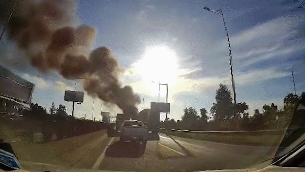 Xe Container cháy trên cao tốc, ùn tắc kéo dài